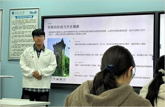 一名男生在屏幕前讲解回族的形成与历史渊源。